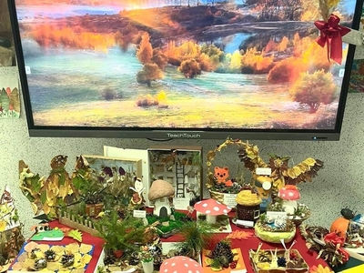 С 25 сентября по 2 октября все экспонаты выставки можно увидеть на 1 этаже школы. Примечательно, что работ в этом году много. Родители совместно с детьми смастерили замечательные поделки: забавных животных, красавицу Осень, замечательный гриб Мухомор, осенние композиции, избушки, сказочных героев, которые можно назвать настоящими произведениями искусства. В каждой работе прослеживается творческая индивидуальность и фантазия каждой семьи.
Спасибо всем, кто принял участие в выставке!